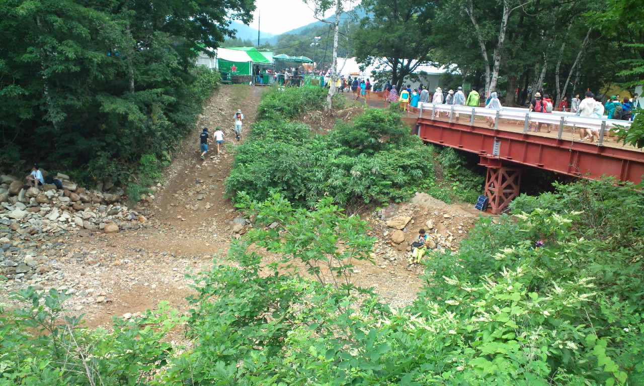 オアシスエリアの下の浅貝川。客が降りることを前提として、重機で整地されています。