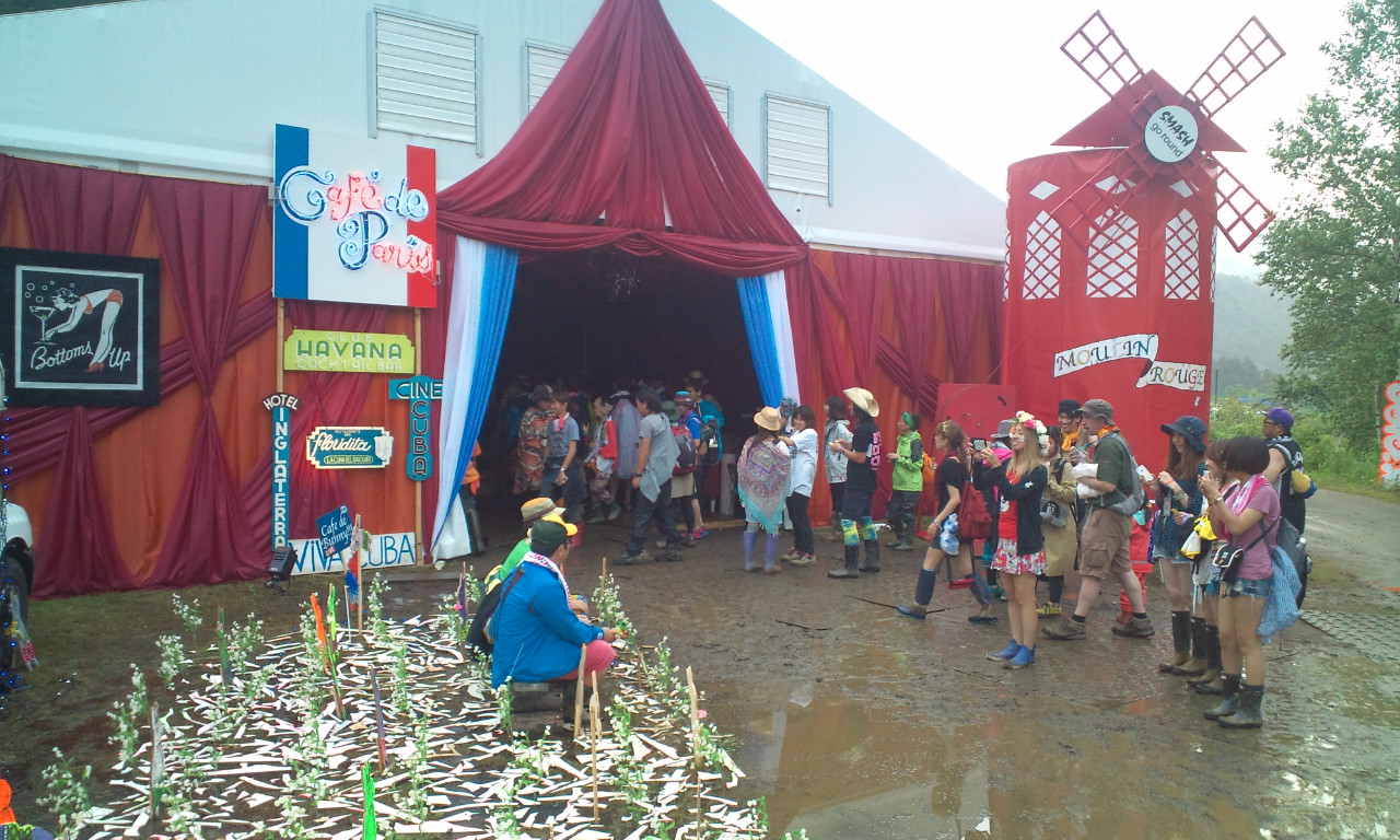 ストーンドサークルの奥にあるカフェドパリ。