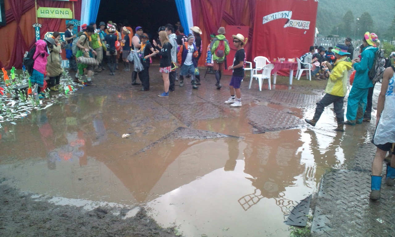 カフェドパリの位置を変えない限り解消しないとみられる水たまり。