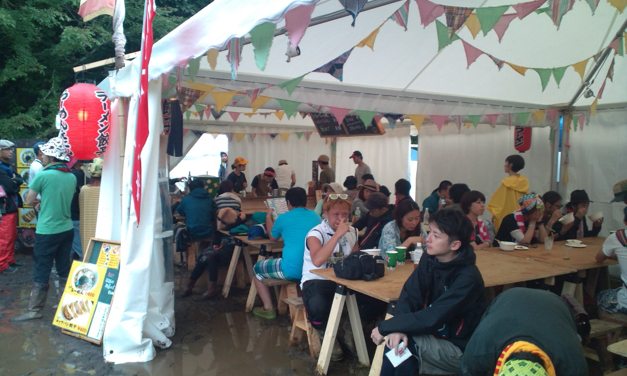 屋根もテーブルもあります。