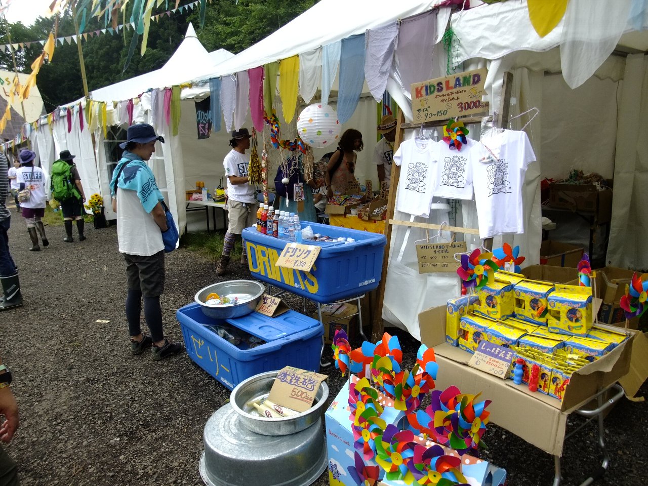 子供服も販売する駄菓子屋。