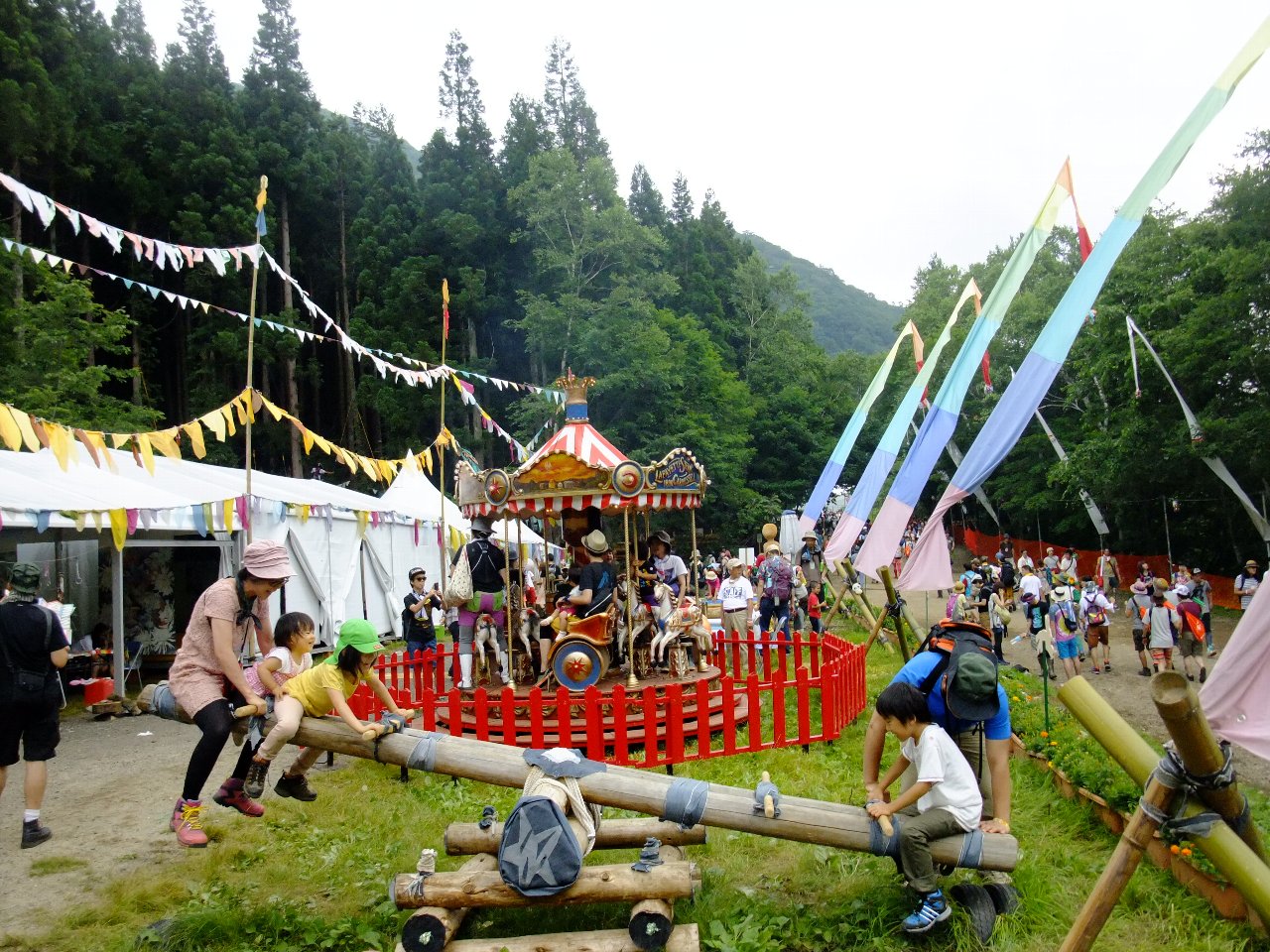 メリーゴーラウンドとシーソー。