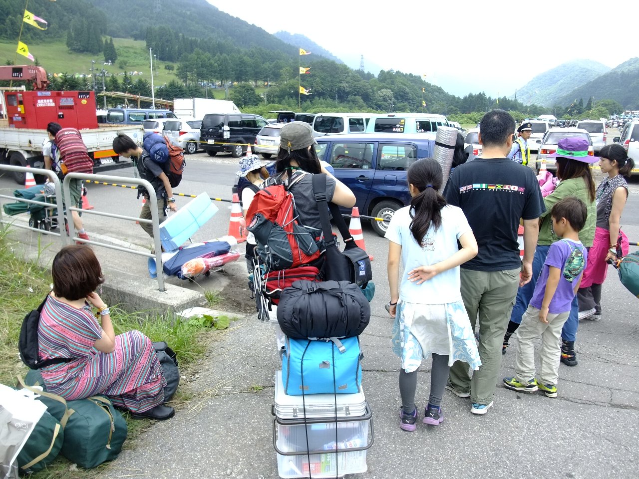 場外エリアからキャンプサイトへ。