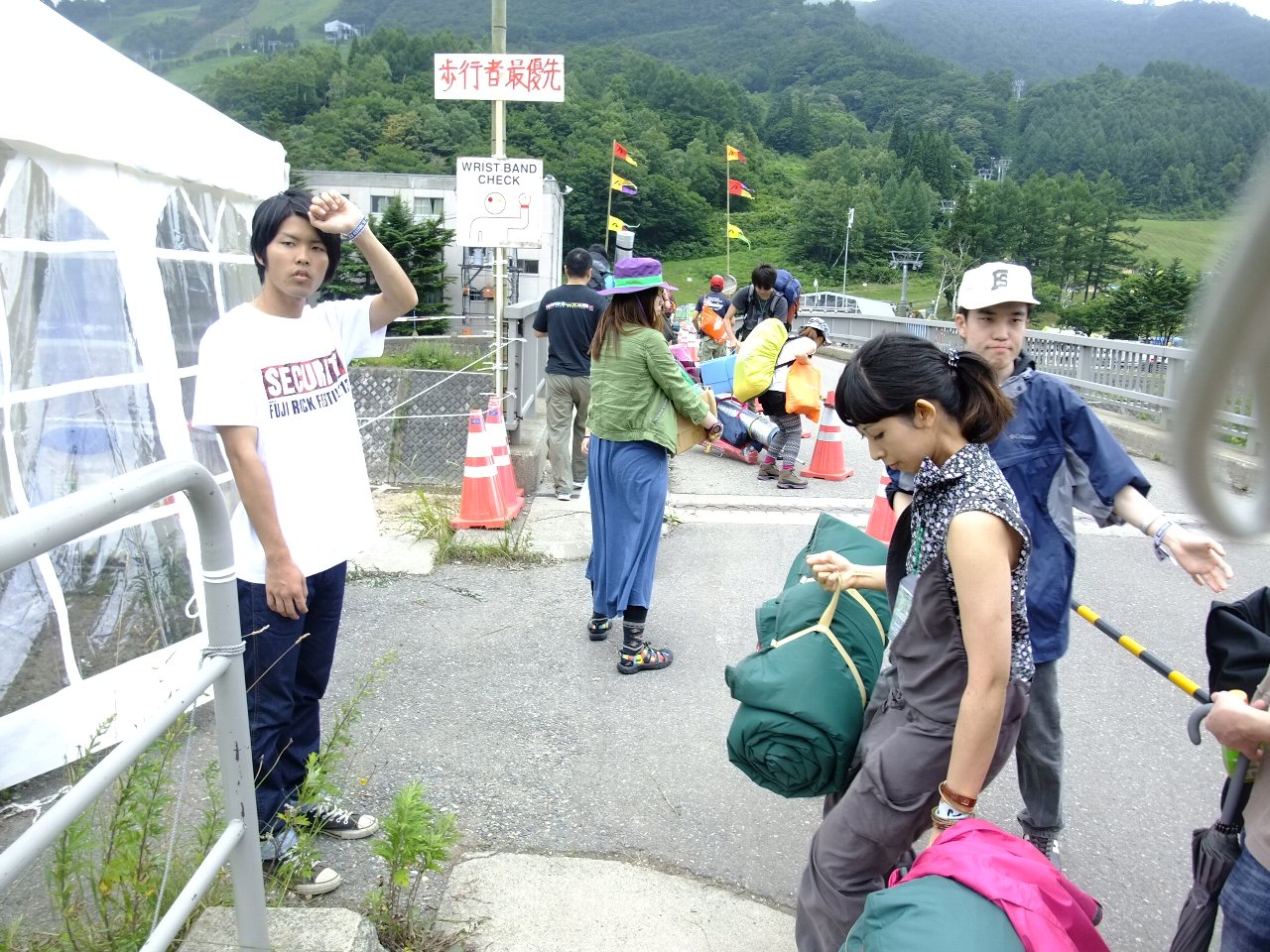 キャンプサイト前のリストバンドチェック。