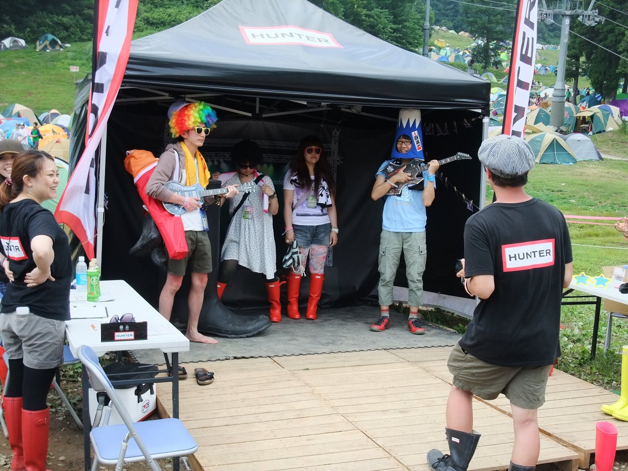 キャンプサイト前のハンターのテント。