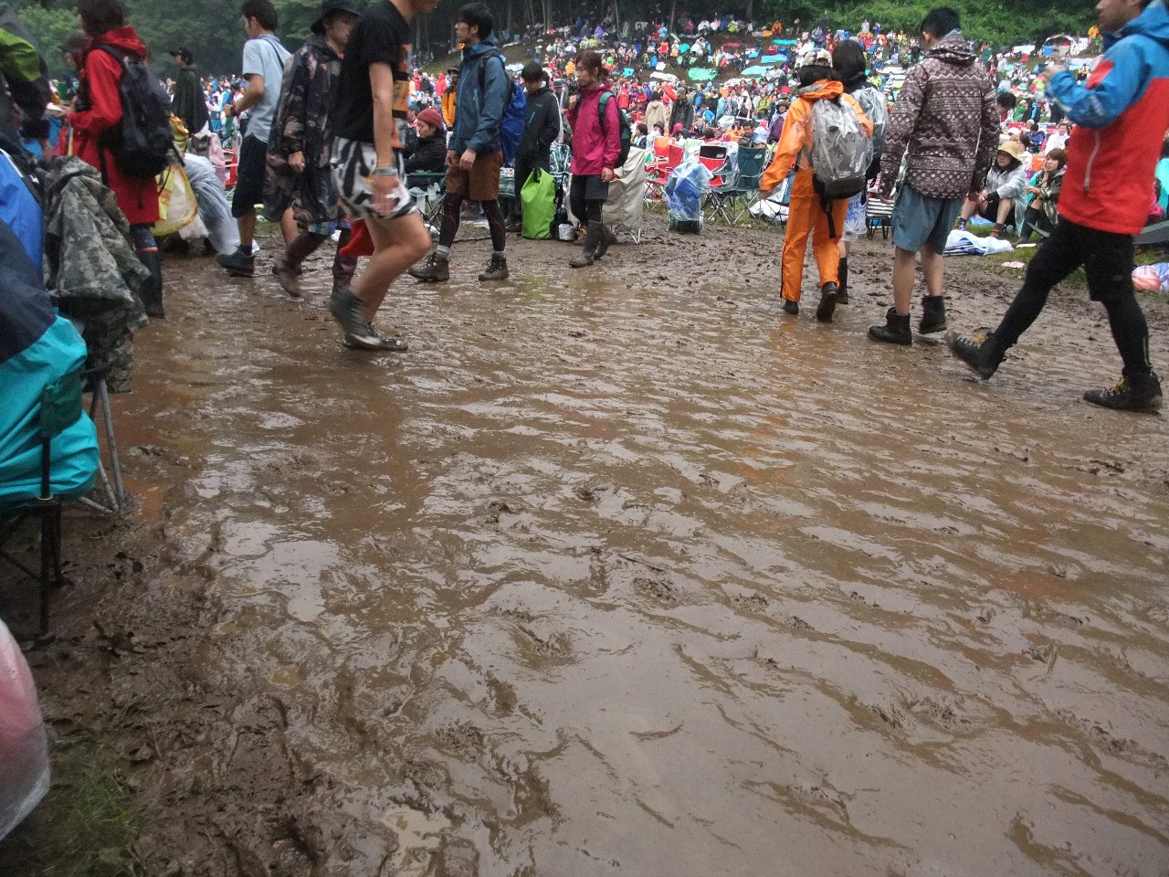 雨が降ると泥が深い。夜になると見えなくなり、長靴が重宝します。