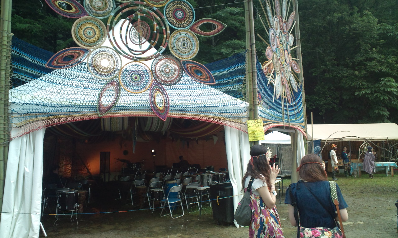 ドラムサークルのテント。