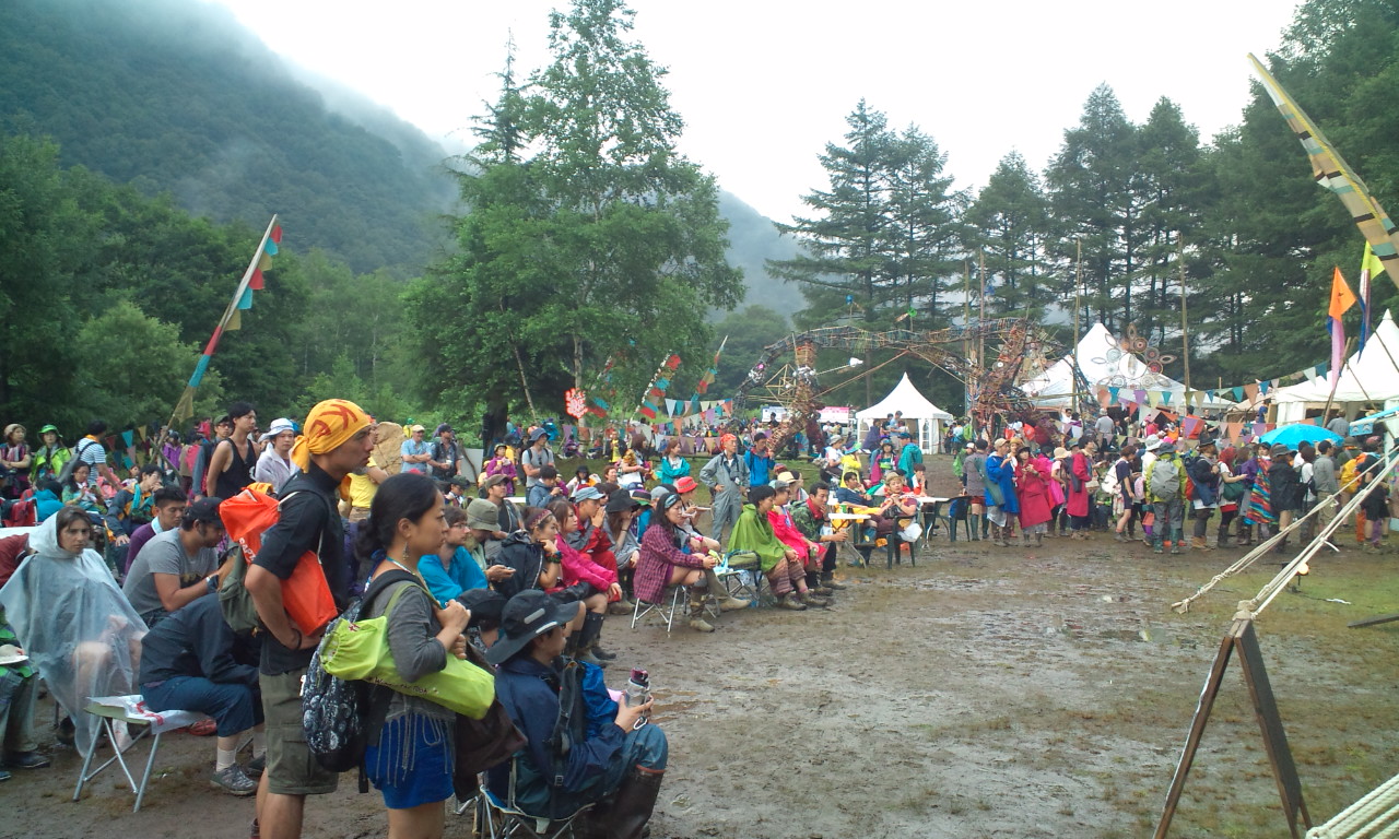 周りを囲む客。