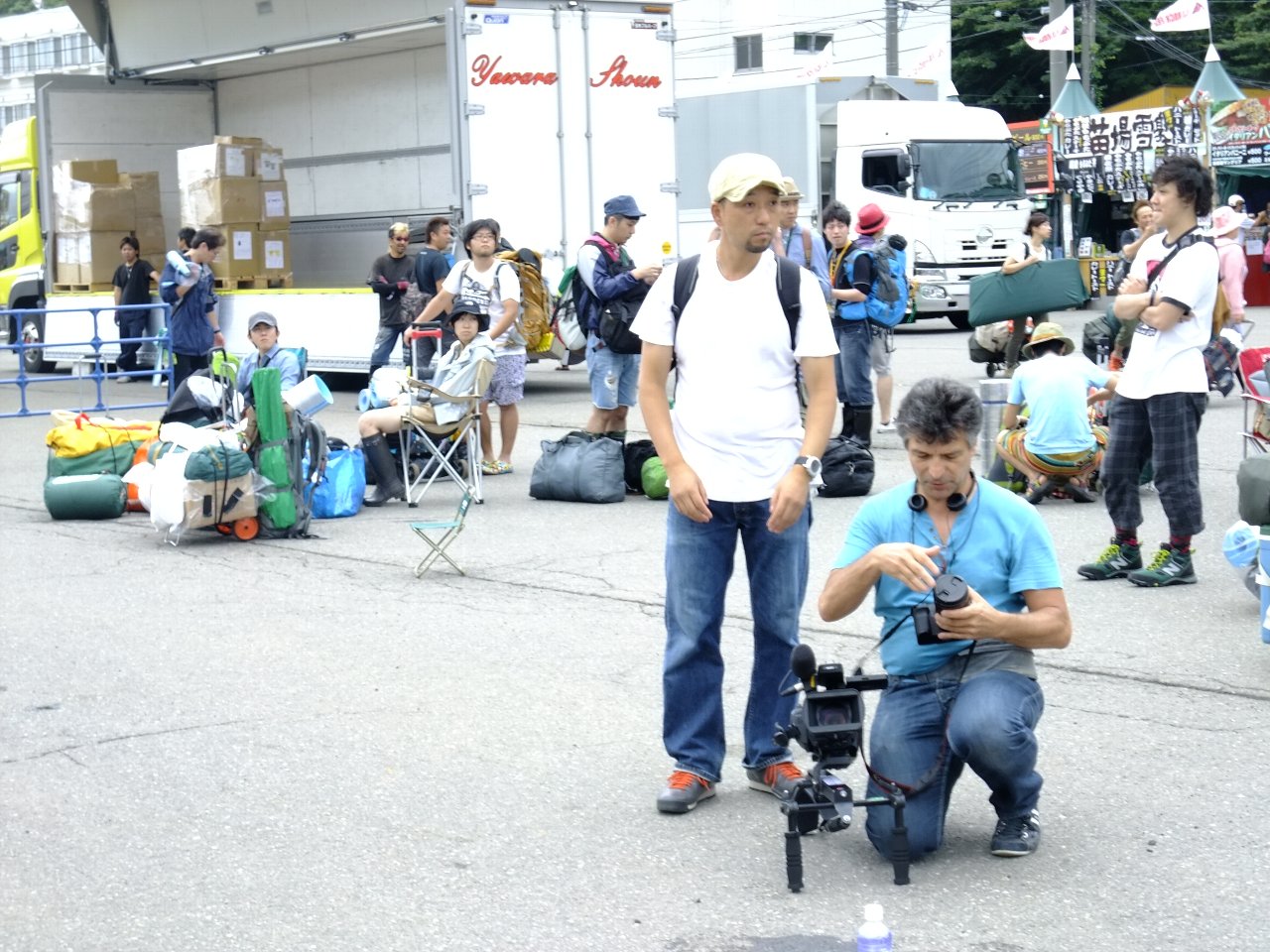 場外ショップエリアで映像を撮る人。