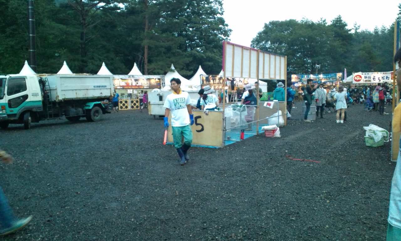 オアシスエリアでごみを回収するところ。