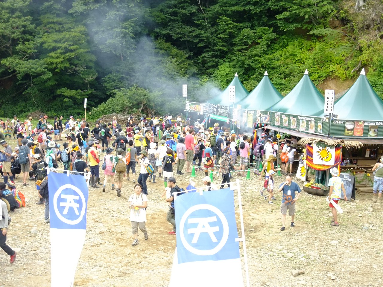 飲食店のテント群。