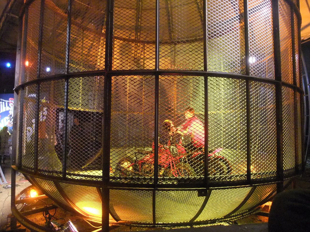 中にバイクが2台。