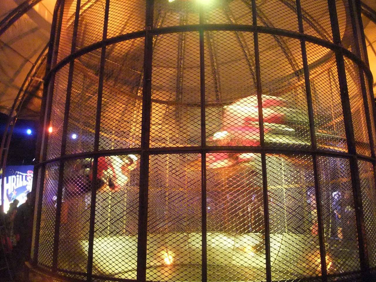 遠心力によって地面に平行に回転。球形の金網で垂直に回転するサーカス団もあります。