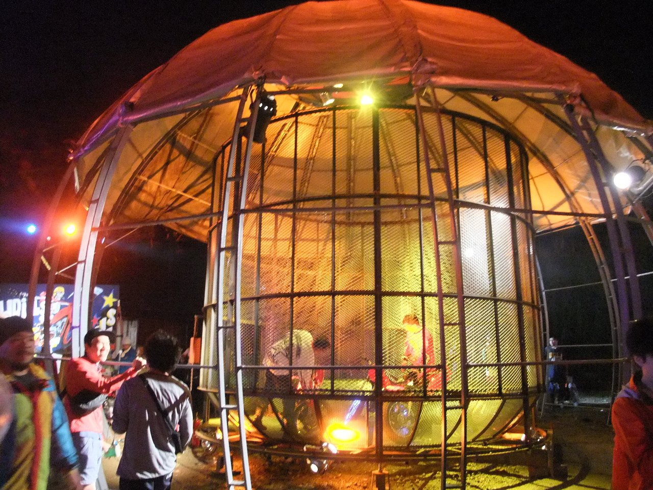 金網の円筒。この中でバイクが走ります。サーカスではよくある曲芸。