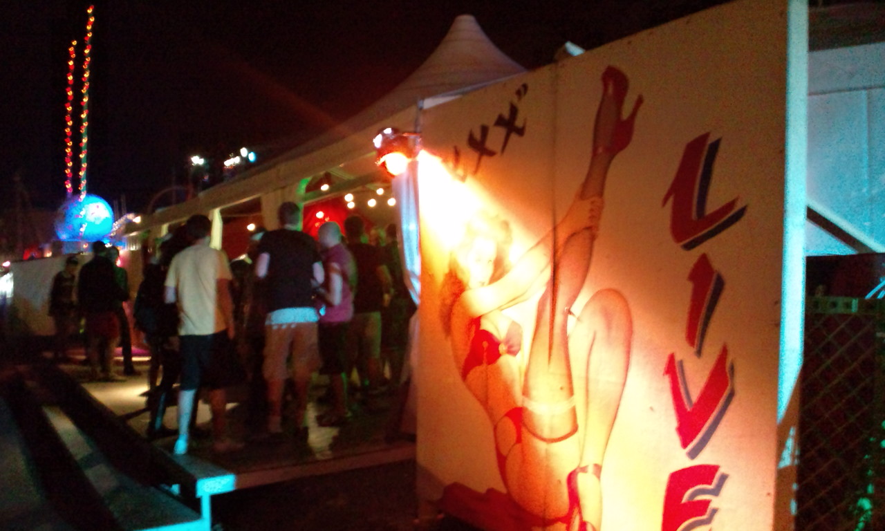 ヴェガズインミルクの通路側。客は外国人が多い。