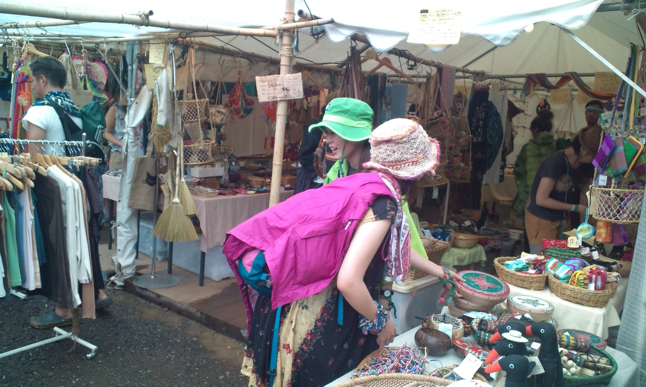 衣料、雑貨店なので雨で大変だったかもしれない。