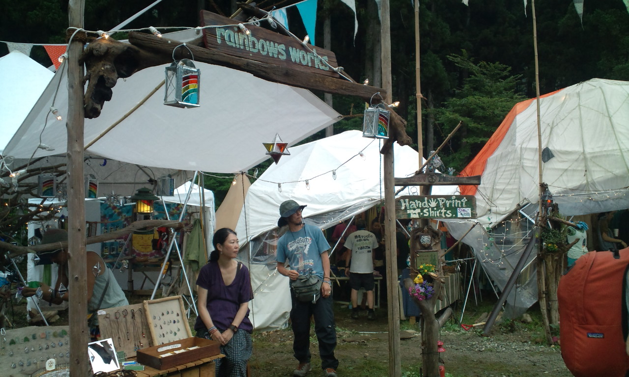 レインボー・ワークスと書かれた看板は店名なのか。