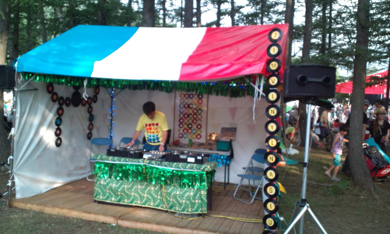 DJのテントは昨年からありますが公式ガイドに記載はありません。