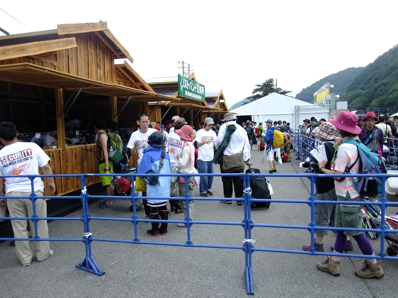 リストバンド交換所が木造になりました。