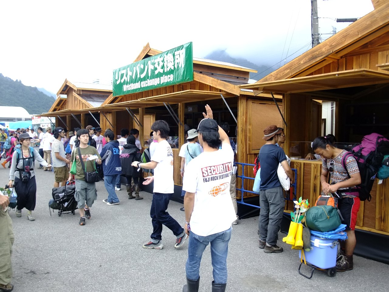 たくさんの荷物を持ちながらの人が多い。