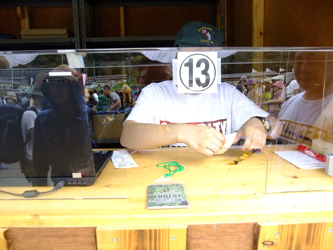 チケットのバーコードを読み取ってコンピューター処理するために木造にしたように見受けられますが、チケット偽造等の防犯対策とも言えます。