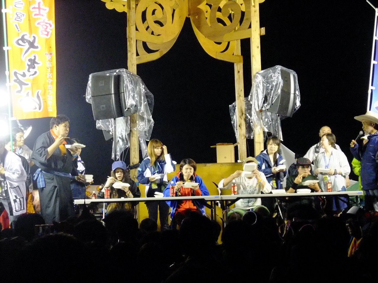 前夜祭の早食い競争。今年は富士宮やきそば。左で立ち食いしている人は昨年の優勝者。