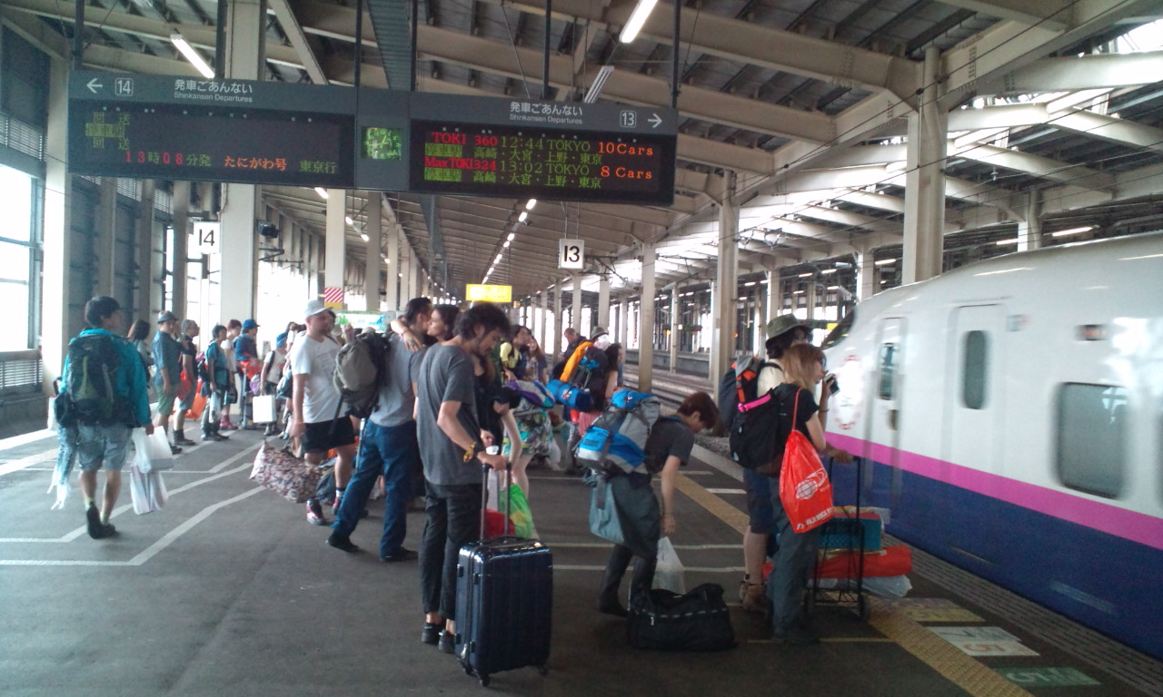 ホームで待つのは多くがフジロック客。