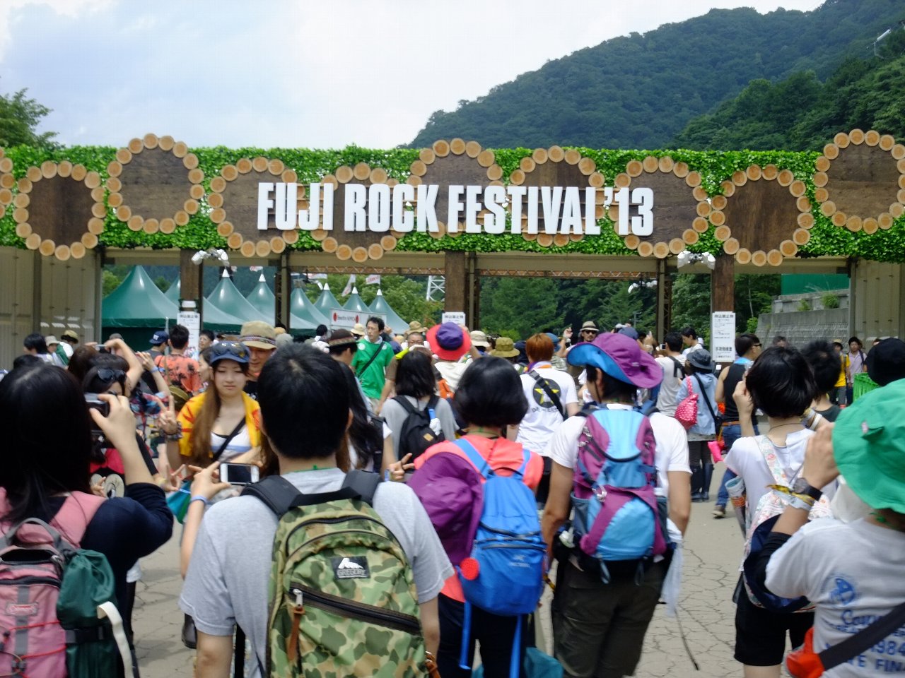 今年の入場ゲート。荷物はみんな多い。