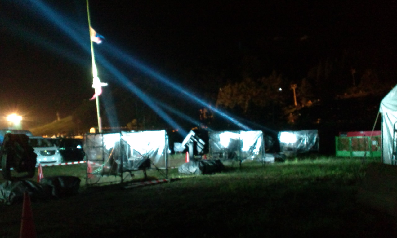 毎年場内1の駐車場から光線を発射しています。