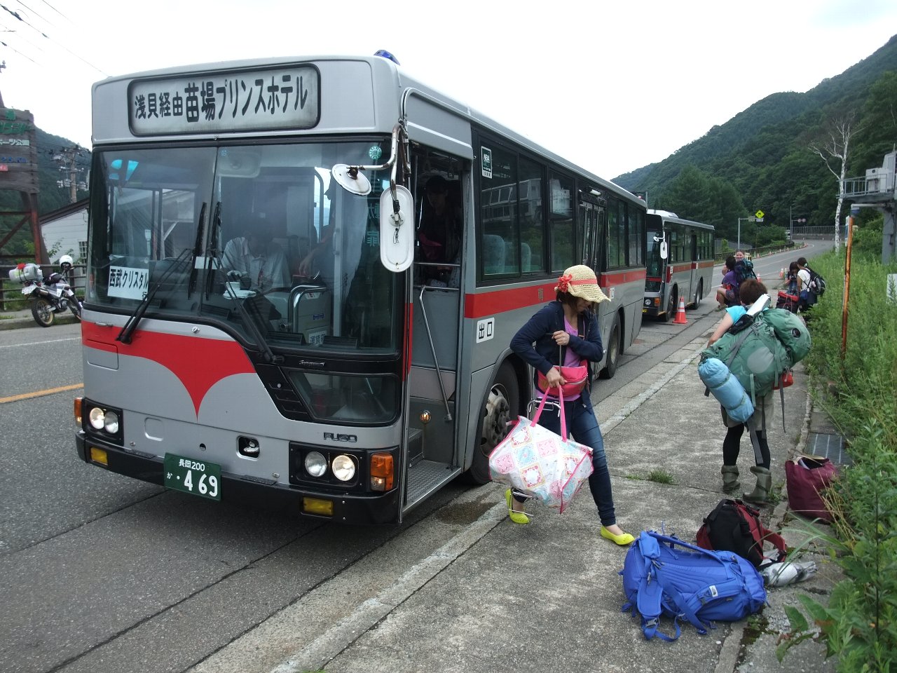 バス停は国道17号線沿い。