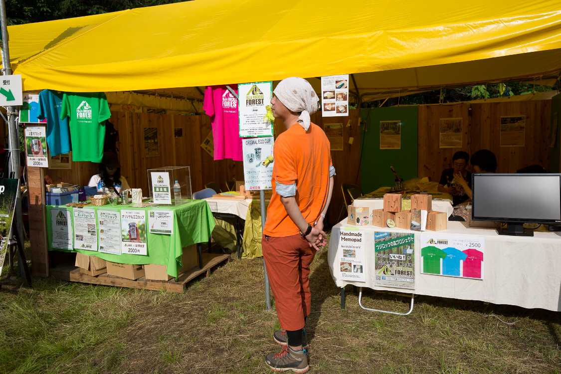 フジロックの森のテント。壁が木でできている。