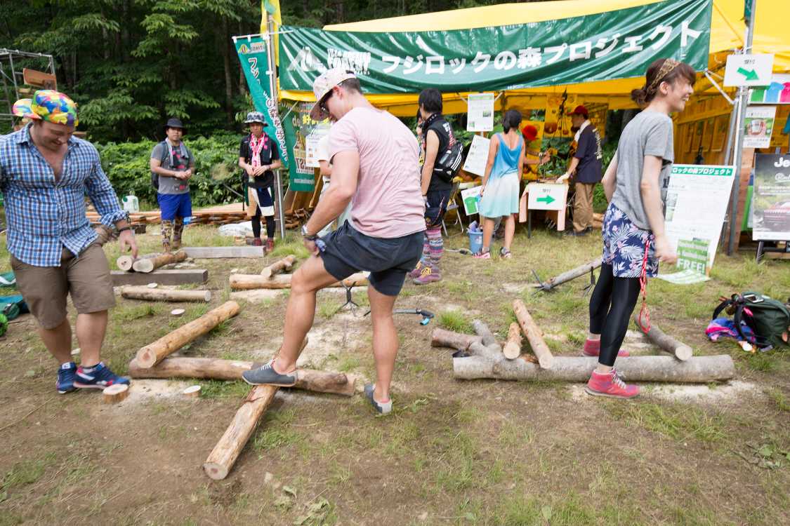 コースターを作る木材を自分で切り出すところ。