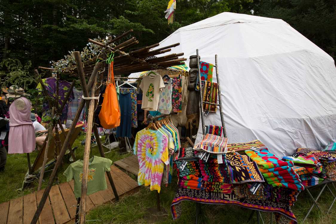 毎年出店するドームテントの店。