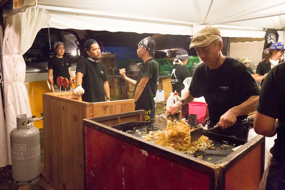 焼きそばの調理。