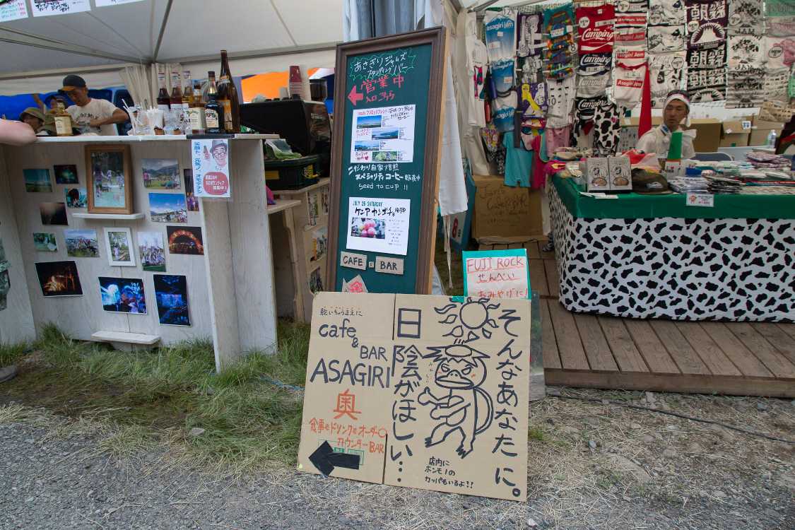 狭いがバーがある。立ち飲み屋と言ってもよい。