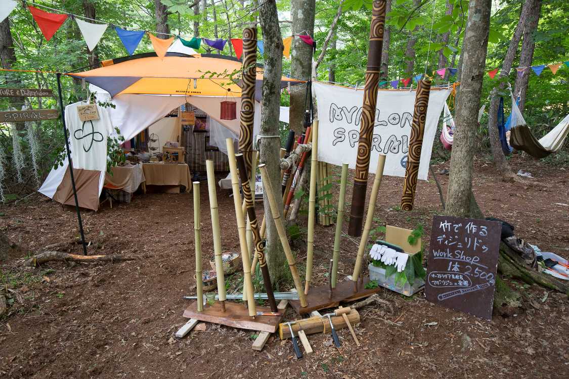 例年どおりディジュリドゥの店もある。