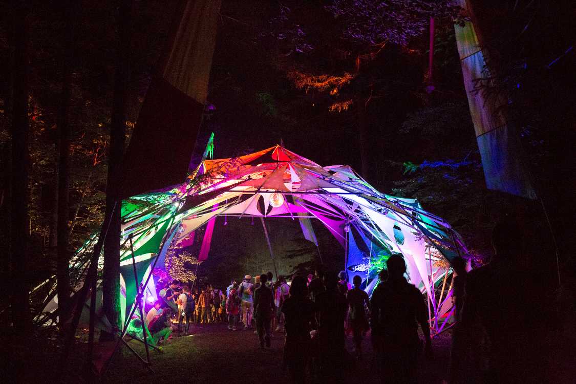 アバロンフィールド入り口の夜。