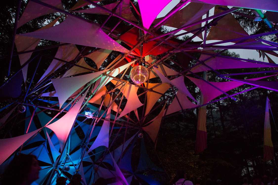 ミラーボールは回転せず風で揺れるタイプ。