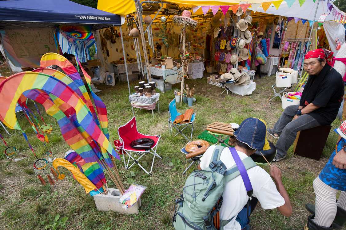 バンダナのおっちゃんが座っているのはいすではなくカホン。