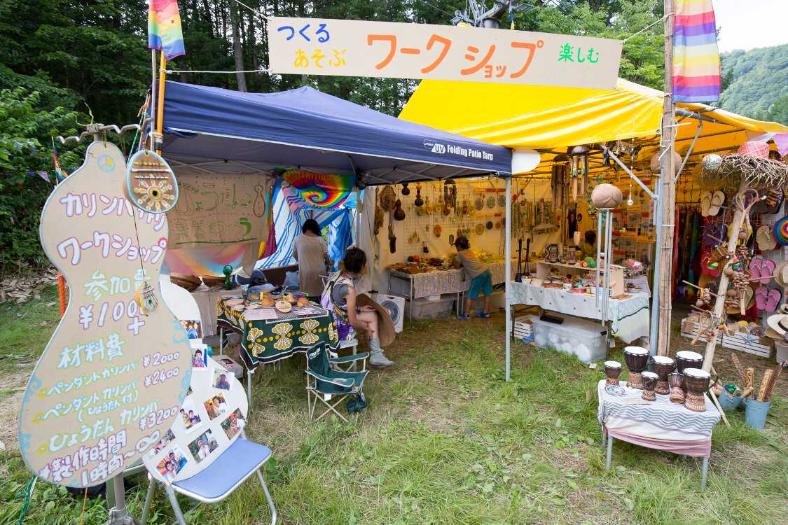 カリンバのサンプルは看板の上に重なっている。