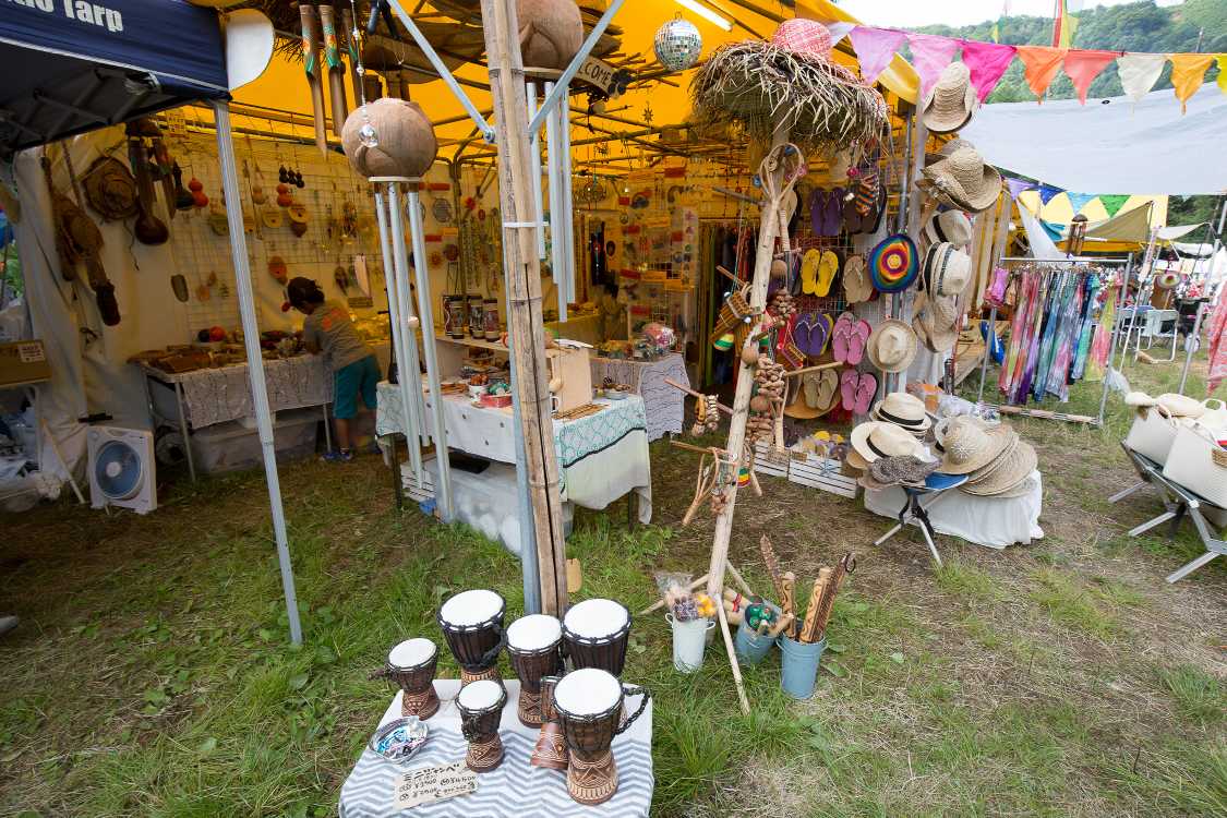 手前はジャンベ。