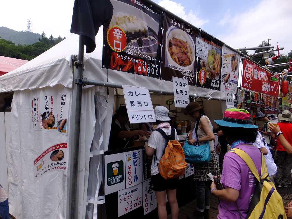 レッドマーキーの出入り口にある。