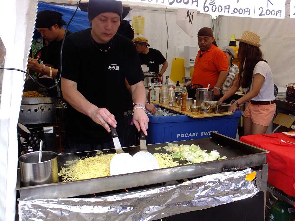 オアシスエリアの飲食店でも調理を見せる店が増えてきた。