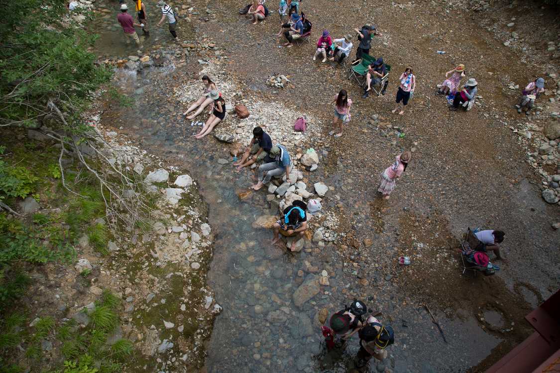 仮設橋の上から。