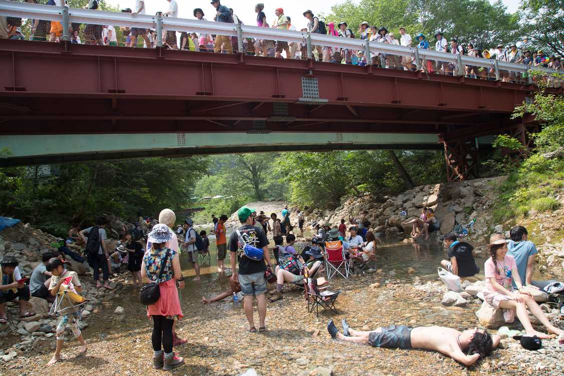 濡れているように見えるところは冷水が流れている。