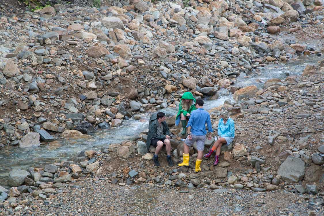 日曜の午後3時ごろ。雨が降っているので寒く、河川敷には外国人しかいない。