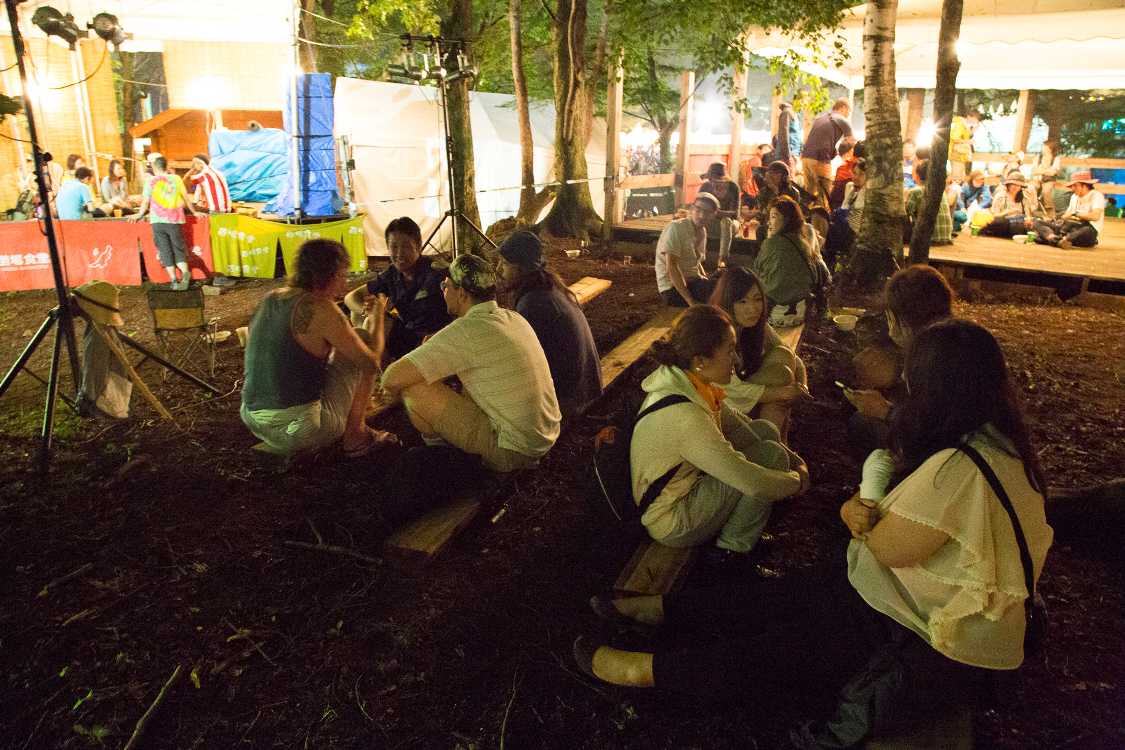 座ることを促すような木が置いてありました。