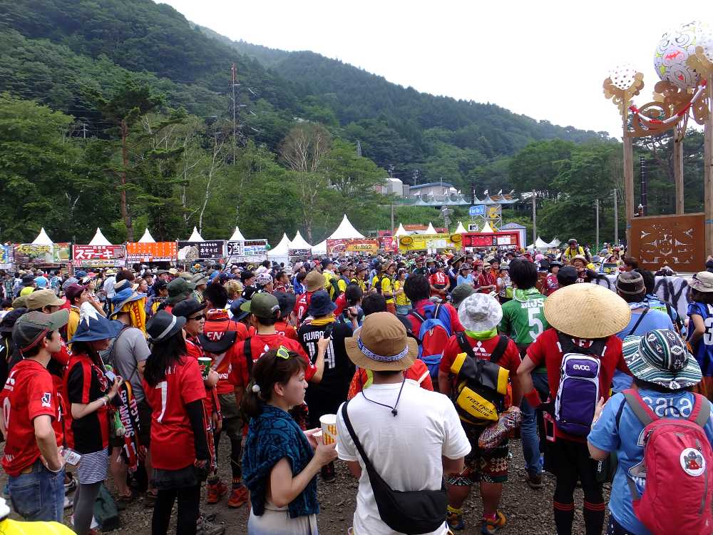 土曜の午後0時ごろに集まったJリーグの集団。