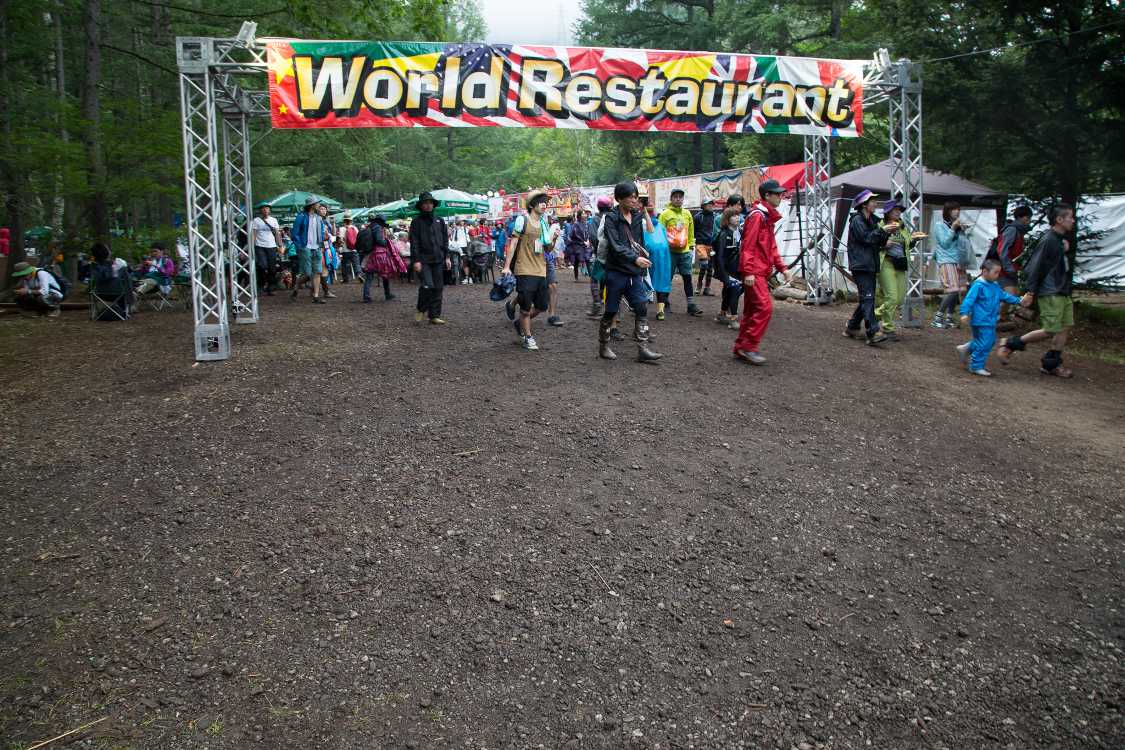 ワールドレストラン前。砂利を多く入れたとみられる。