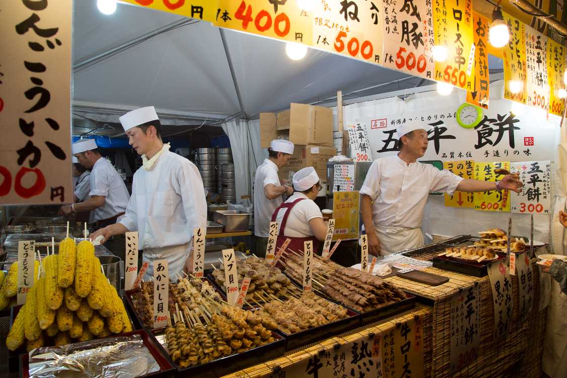 前夜祭の午後8時15分ごろ。串が山盛り。